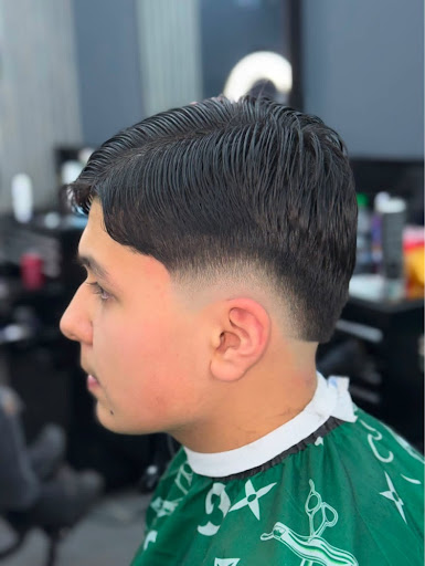 Seitenprofil mit sauberem Low Fade und gestyltem Deckhaar