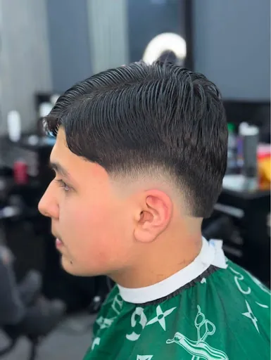Seitenprofil mit sauberem Low Fade und gestyltem Deckhaar