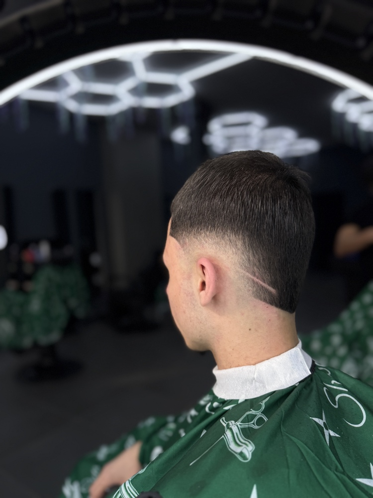 Sauberer Fade von hinten unter Hexagonlicht