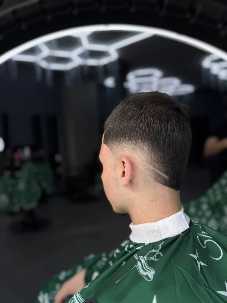 Sauberer Fade von hinten unter Hexagonlicht