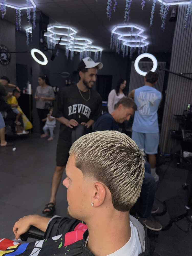 Blonder Schnitt mit hellen Strähnen