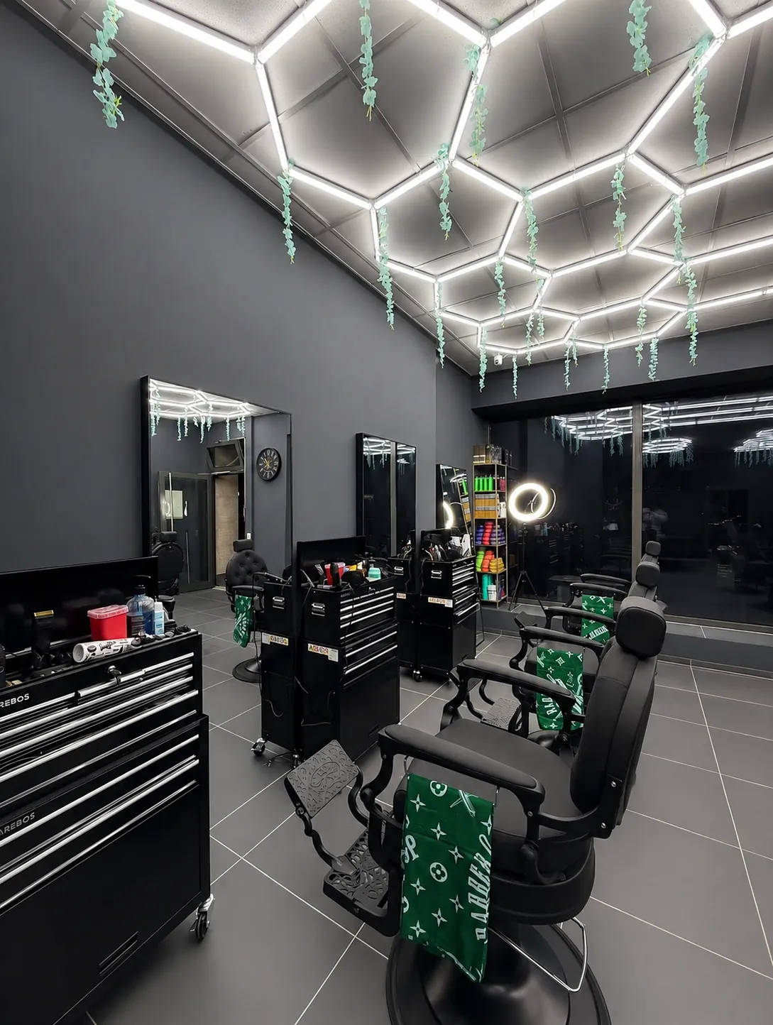 Barber-Stuhl unter Wabenlicht