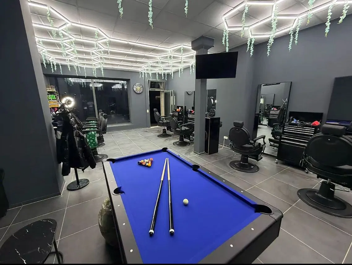 Salon mit Poolbillard & Wabenlicht