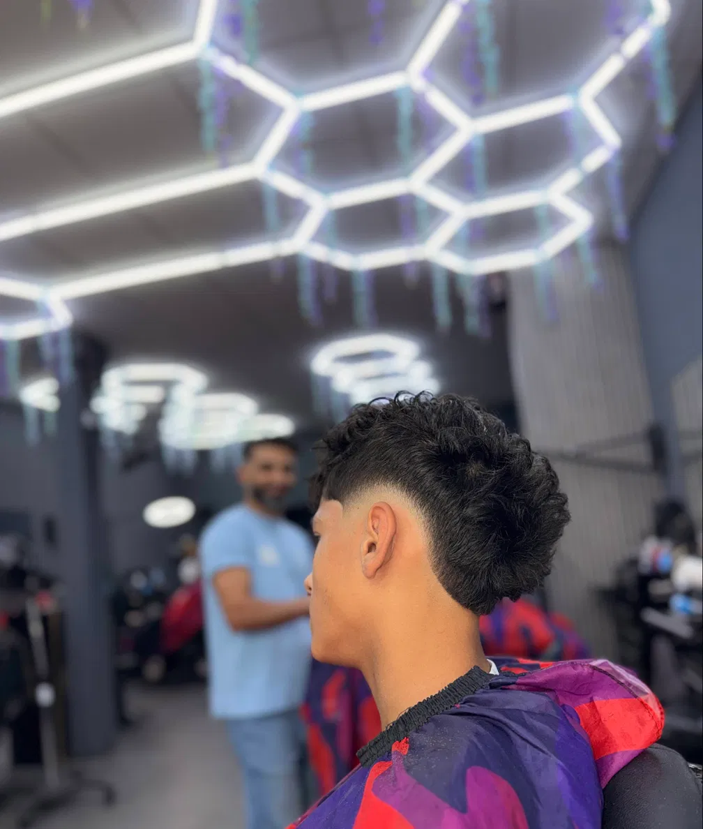 Curly Taper unter Hexagonlicht